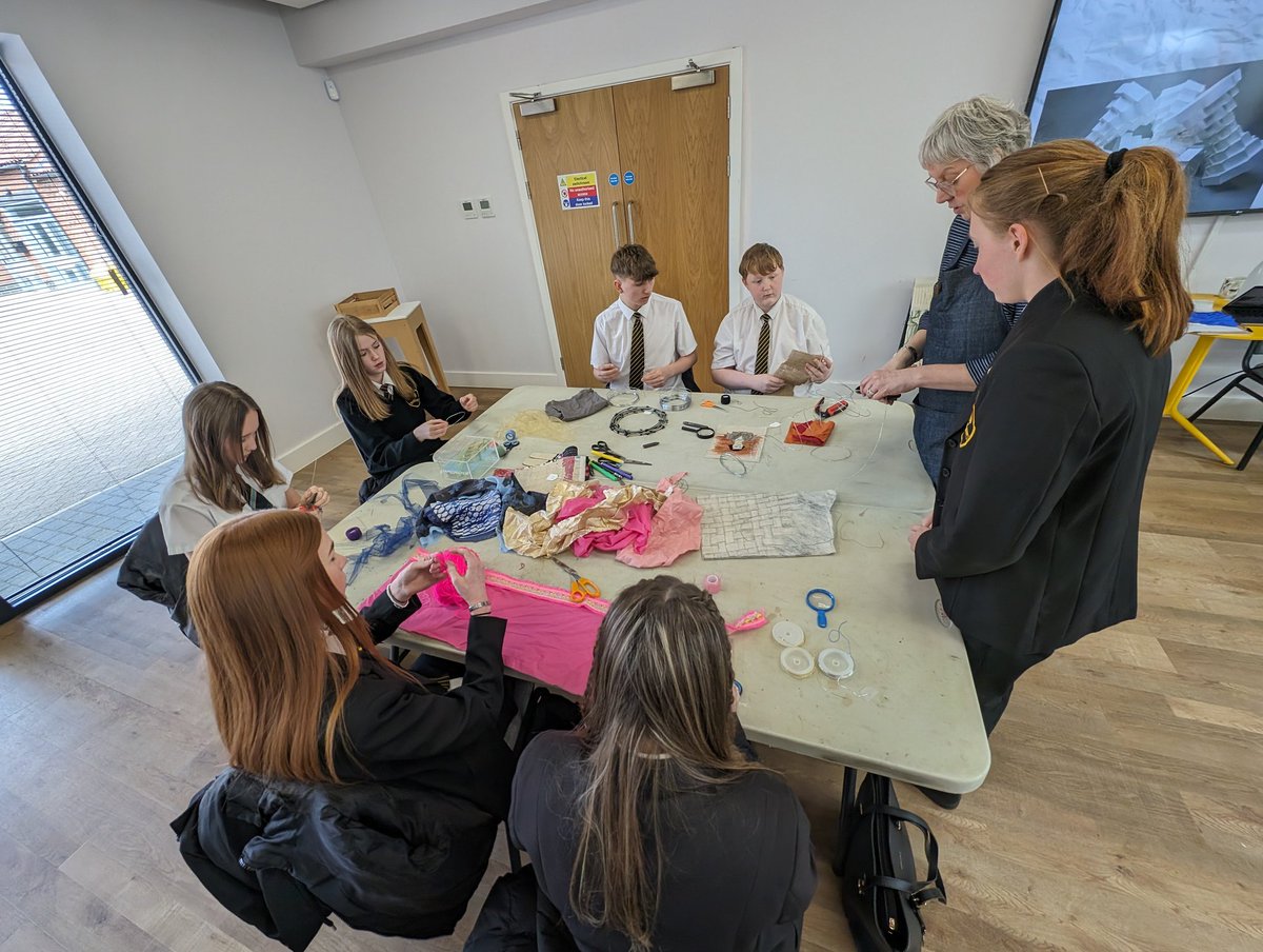 Fantastic day for @Banovallum @BanoCADT Y10 art students exploring textiles, texture, form and abstract concepts with Isabel Fletcher @hubsleaford Great behaviour and engagement throughout, with some really challenging tasks way out of their comfort zones #creativitytakescourage