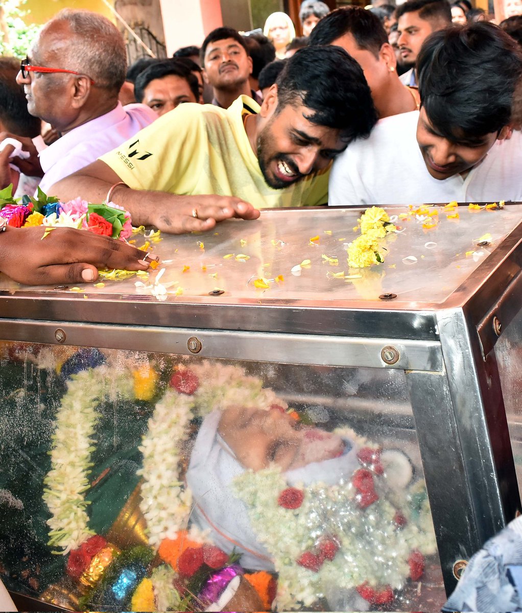 Most devastating picture of the day.

The funeral of Neha Hiremath.

She lost her life just because she doesn't want to marry a Muslim Fayaz.

Karnataka will never forget and never forgive.

Om Shanti 🙏🏻