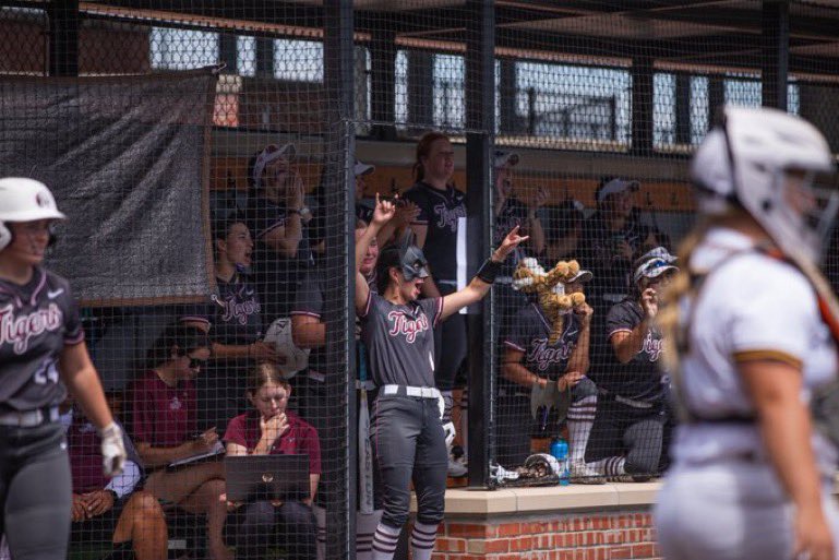 no context college softball (@contextsoftball) on Twitter photo 