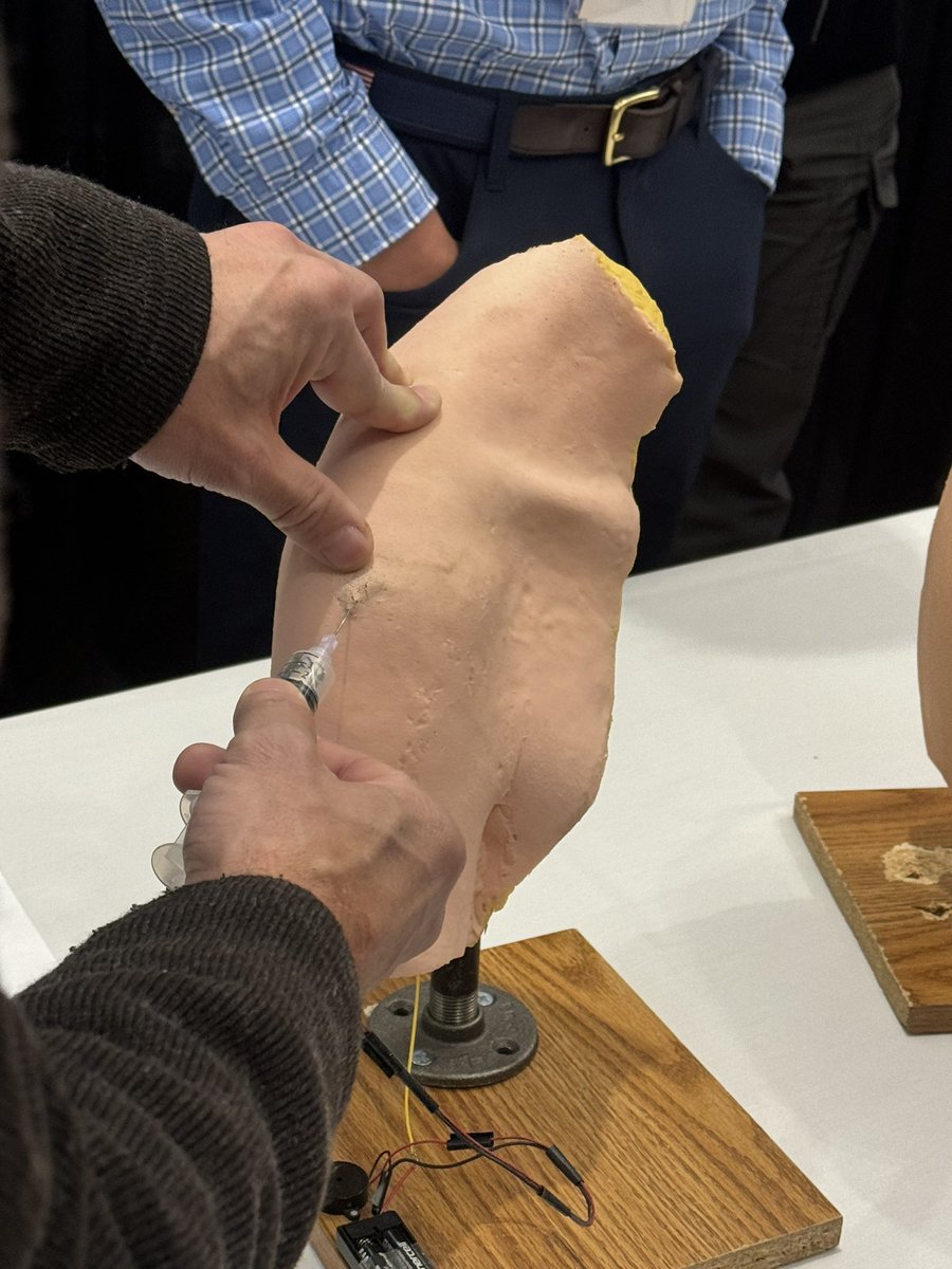 Phenomenal and engaging talk on the shoulder at <a href="/ACPIMPhysicians/">ACP</a> by Dr. Ted Parks. Check out the cool models we got to practice injections on afterwards! #IM2024