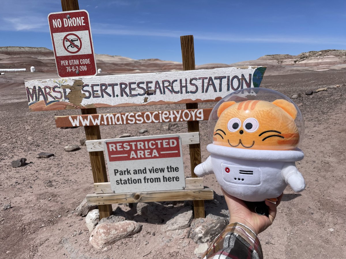 Excited to host Angela Cui, Director of Mars Society China, at our Mars Desert Research Station in Utah! Our #MDRS director Sergii Iakymov gave her a tour & updates on our ongoing research. #themarssocietgy #china 🇨🇳 #globalcooperation #analogastronauts