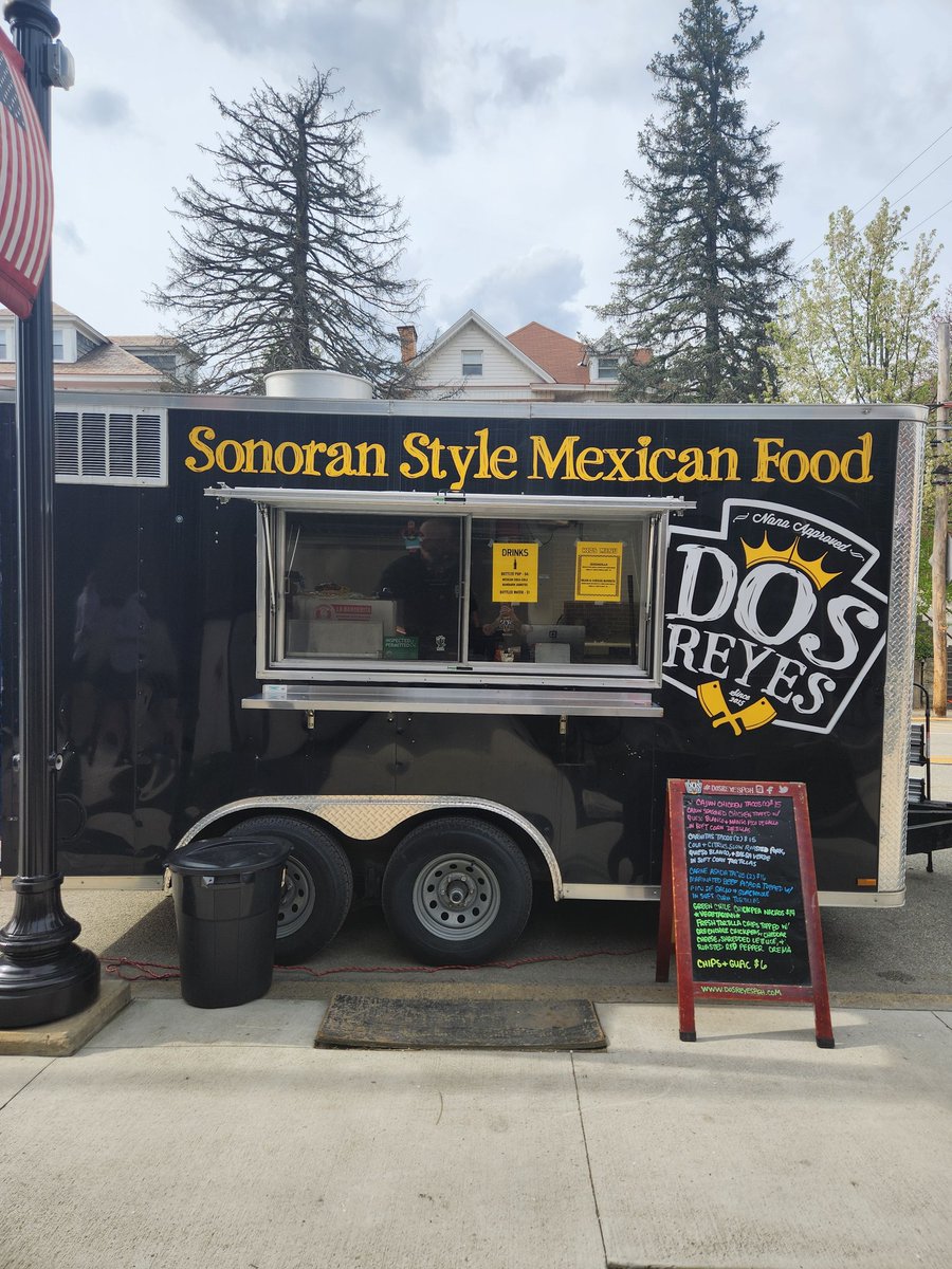 We're doing lunch today at @duquesneuniversity from 11-2. Come by,  grab some lunch and start this weekend off right! We'll see you shortly Duke's! 

#dosreyespgh #duquesnedukes #duquesneuniversity #sonoranstylemexicanfood #nanaverashotsauce #pittsburgheats #eatlocal #lunch