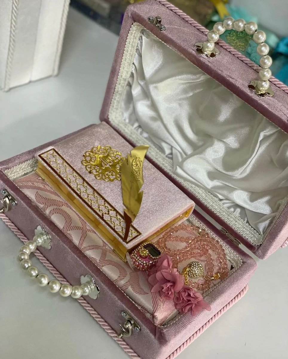 Coffret cadeau disponible 
Tapis léger 
Chapelet perles et électronique 
Coran et plume
22500f 🛍️