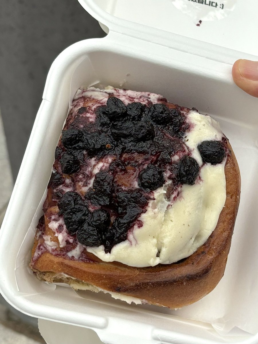 🍽️ 안국 / 북촌 퍼먼트

 ๑ 크림 퀸아망 ( ₩5,000 )
 ๑ 블루베리 시나몬롤 ( ₩5,600 )

정말 좋아하는 베이커리인 퍼먼트가 안국에도 생김 🌝 여기는 다 잘해서 뭘 골라도 실패할 확률은 없지만 저는 퀸아망을 특히 좋아해요 
크림 퀸아망에는 부드러운 우유크림 한가득 .. 🥛