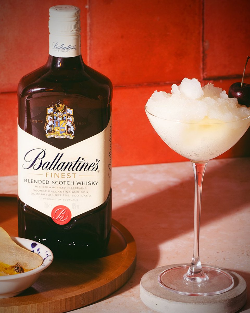 Relax this weekend and sip on this refreshing Ballantine's Apple Cider Slushie 🥃 🍏 Recipe 👇 ballantines.com/en/drinks/appl… #StayTrue #WhiskyCocktail #FrozenCocktail #WhiskySlushy #SummerCocktails