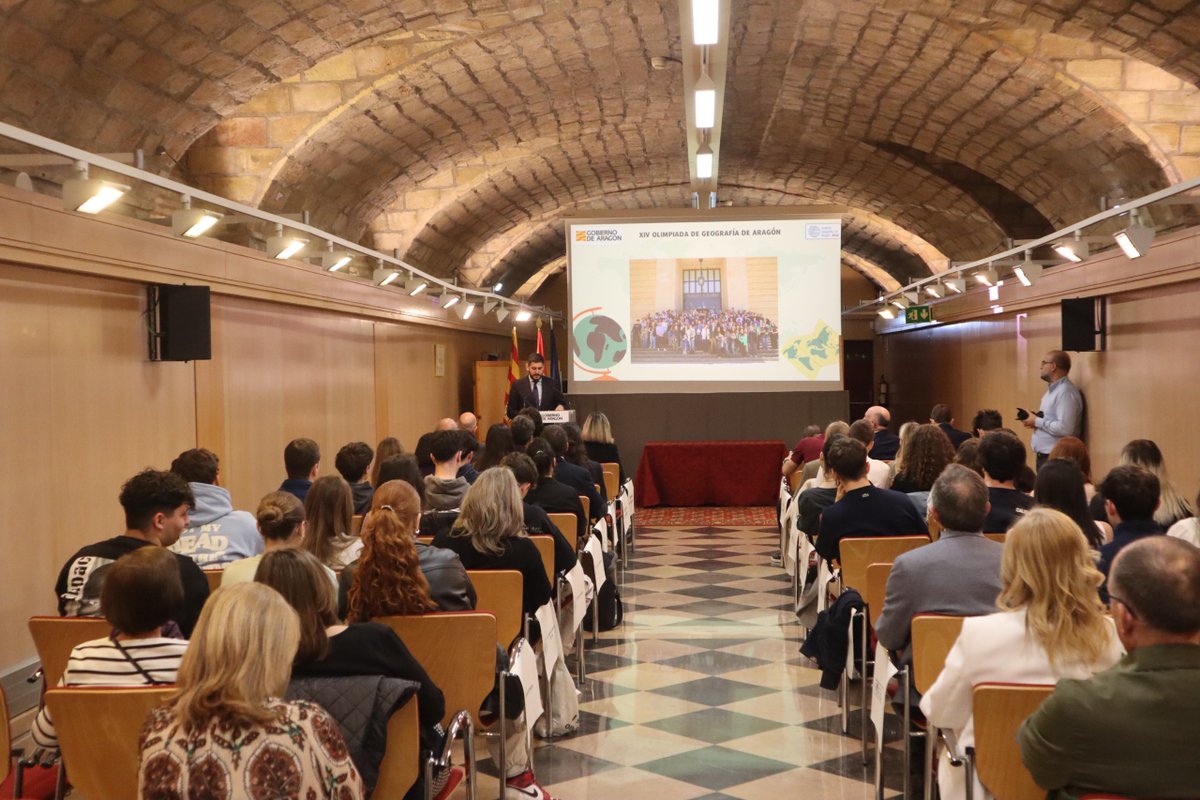 🌐 El vicepresidente primero, @_a_nolasco, ha clausurado la entrega de Premios de la XIV Olimpiada Geográfica de Aragón. ℹ️ Los tres primeros clasificados representarán a Aragón en la fase nacional. 📲 tinyurl.com/3vjs675v @unizar @IGEAR_Aragon