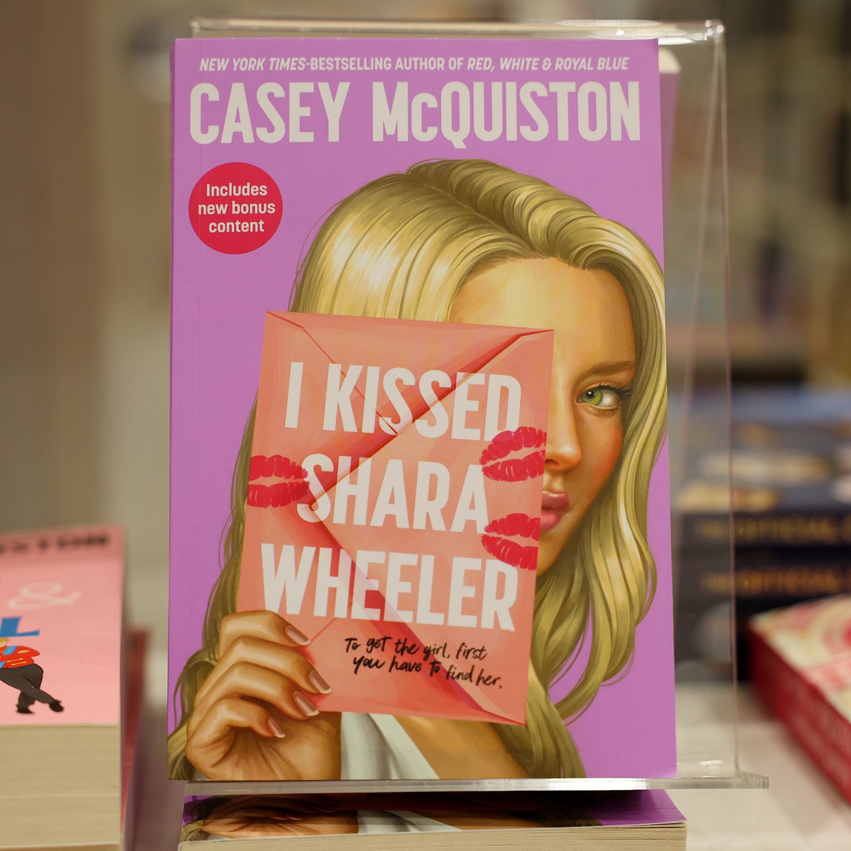 MenartMk's tweet photo. Autorica Casey McQuiston nam u romanu "I Kissed Shara Wheeler" na duhovit i iskren način priča o kršenju pravila, upadanju u nered i pronalaženju ljubavi na neočekivanim mjestima.

https://t.co/hUZKIS2tMs https://t.co/UAAfF2b0FA