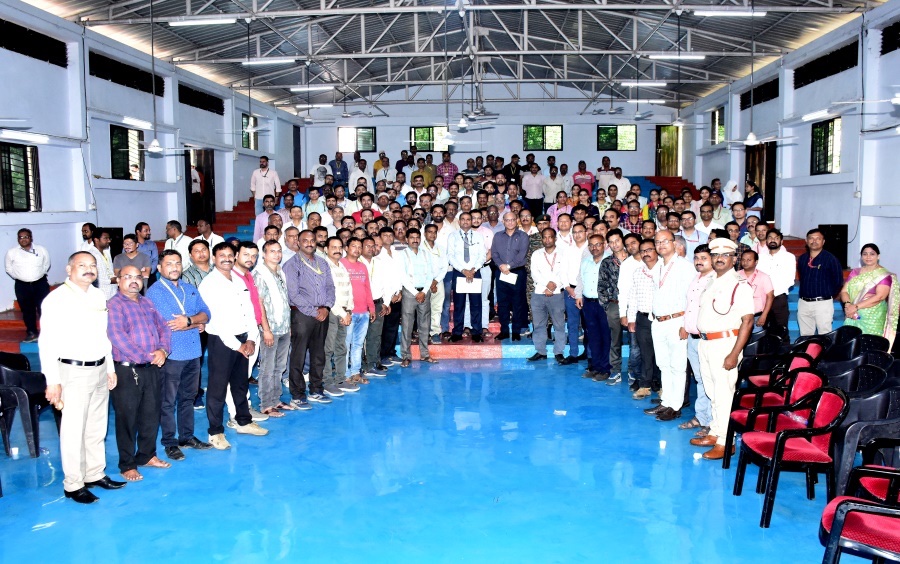 GM_OFBH_YIL's tweet photo. Shri Gurudutta Ray, Offg. CMD/YIL visited O.F. Bhusawal on 17th and 18th April 2024. He conducted SAMBAD in OFBH. He emphasised on a greater need for higher productivity, Modernisation &amp; timely delivery of the quality defence stores alongwith safety issues and more green zones. https://t.co/y6rGJ3ytbY