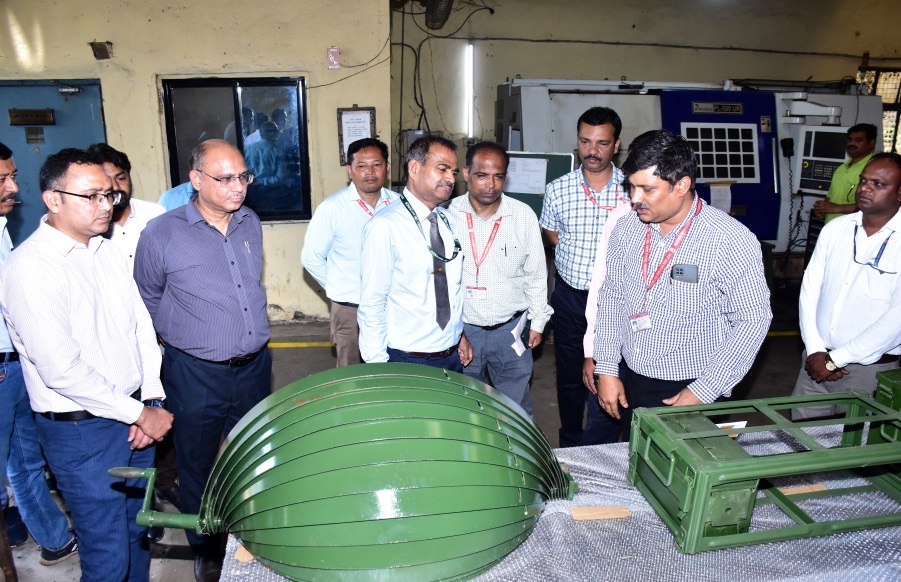 GM_OFBH_YIL's tweet photo. Shri Gurudutta Ray, Offg. CMD/YIL visited O.F. Bhusawal on 17th and 18th April 2024. He conducted SAMBAD in OFBH. He emphasised on a greater need for higher productivity, Modernisation &amp; timely delivery of the quality defence stores alongwith safety issues and more green zones. https://t.co/y6rGJ3ytbY