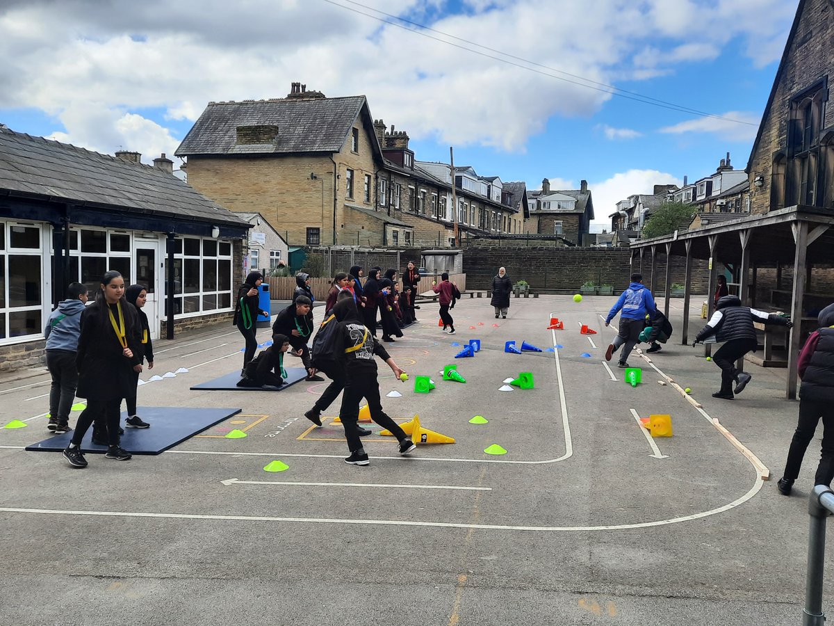 Our Commando Joe's leader has turned up to school dressed as an Antarctic explorer and challenged our Year 6 children to work together to tackle obstacles on their journey across the frozen landscape. @CommandoJoes