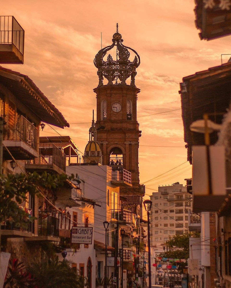 Desde Puerto Vallarta los atardeceres son mágicos 😍
📸 IG: adamhahn