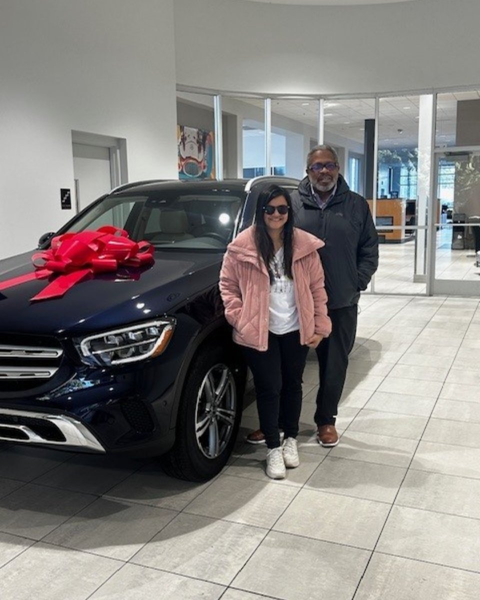 🌟 Congrats to the Modak Family on their new 2022 #MercedesBenz #GLC 300 from #Lynnwood! Thanks to Andy Bryant. For more info call 888-954-6636 or visit mboflynnwood.com. #FieldsFamily #NewCar #HappyCustomer #GLC300 #LuxuryCars