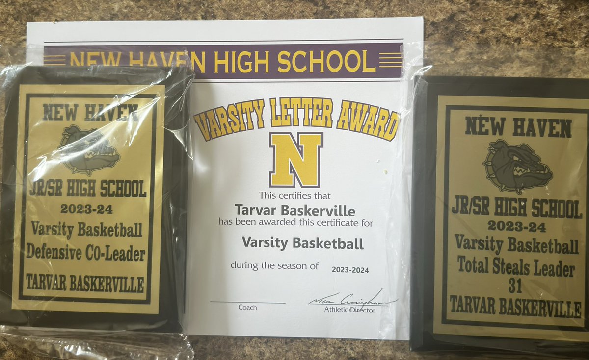 invmeonly's tweet image. Good job @TarvarB2 freshman year under ur belt now let’s make the next 3 a motion picture #striveforgreatness #BeGreat #provethemwrong #stayhumble #RAWTRAINING 📚🏀🏈