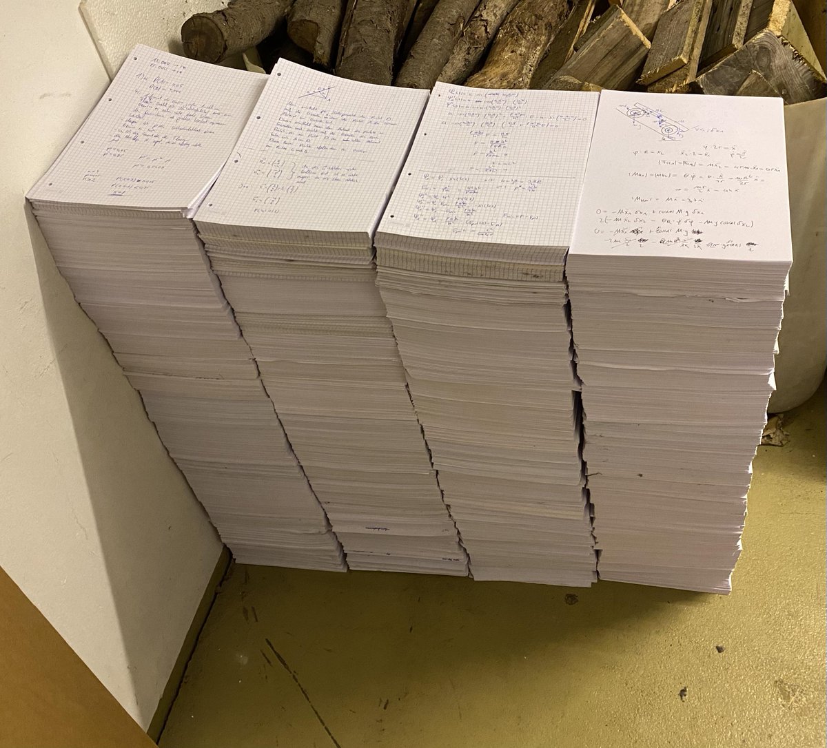 webtekno's tweet photo. Almanya'da bir mühendislik öğrencisi, 5 yıl boyunca tuttuğu 35 bin sayfalık okul notlarını paylaştı. 🤯 https://t.co/1mx42N1GmC
