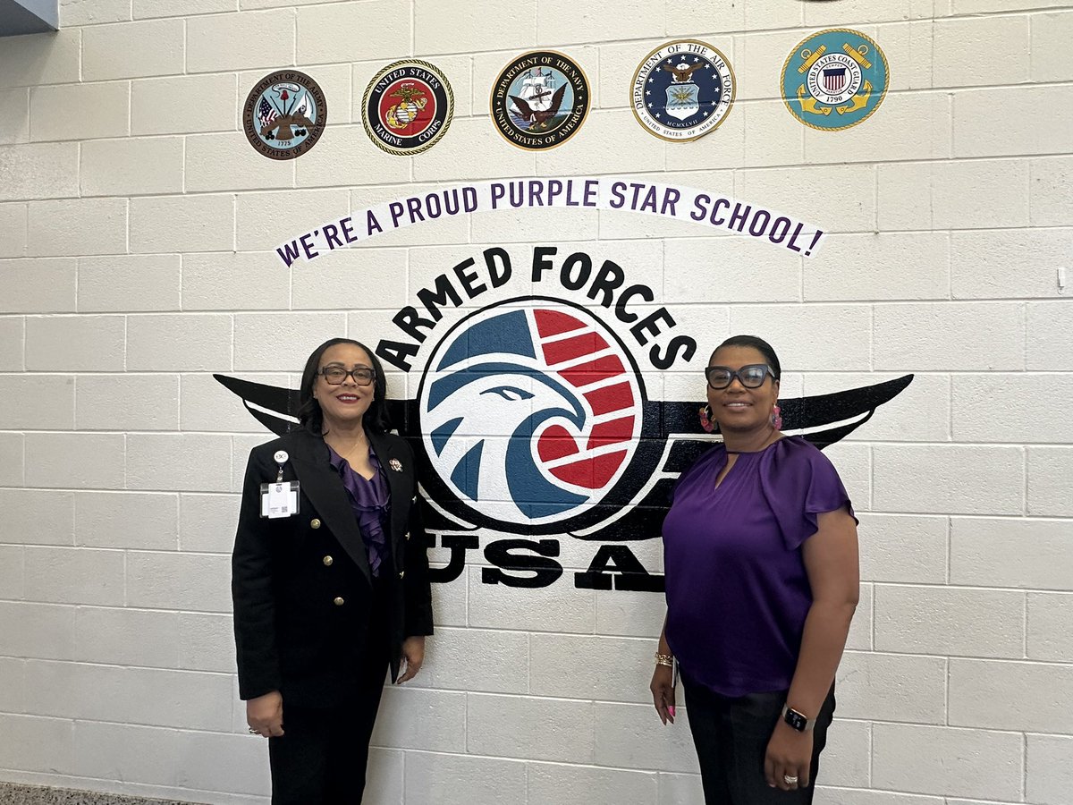 Superintendent @MooreKimD is touring schools today with our Communications team but stopped for a moment to honor our military children and Purple Up💜 Day!