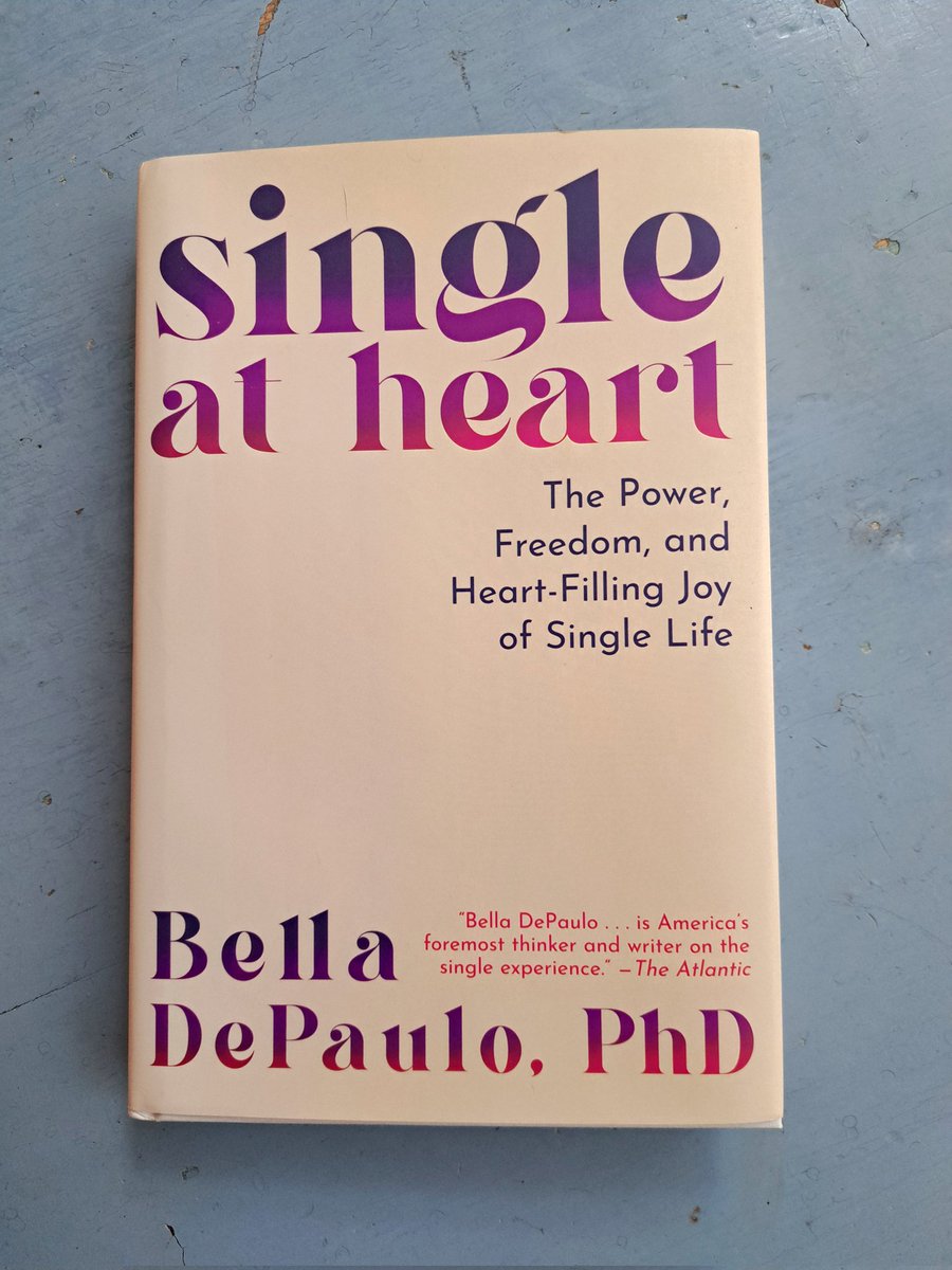 Onward met Single at Heart van Bella DePaulo. Zij deed onderzoek naar de happy singles, de mensen die een leven zonder partner het fijnst vinden, en alle misvattingen die er over hen bestaan. @belladepaulo is sociaal wetenschapper en zij is zelf #SingleAtHeart.
