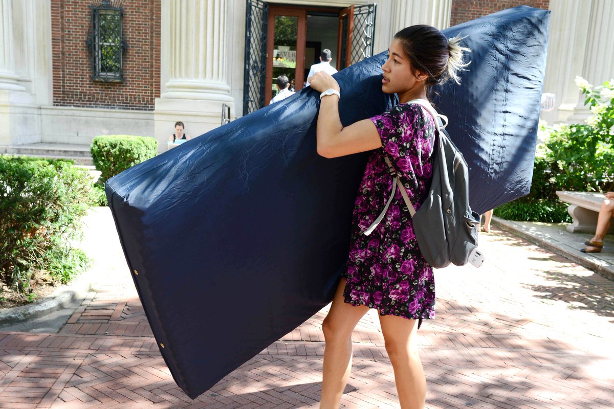 Remember when #ColumbiaUniversity didn't do anything to help Emma Sulkowicz when she was raped on campus?? So she carried the mattress she was assaulted on as a form of protest. She carried it for months. #columbia #mattressgirl #performanceart