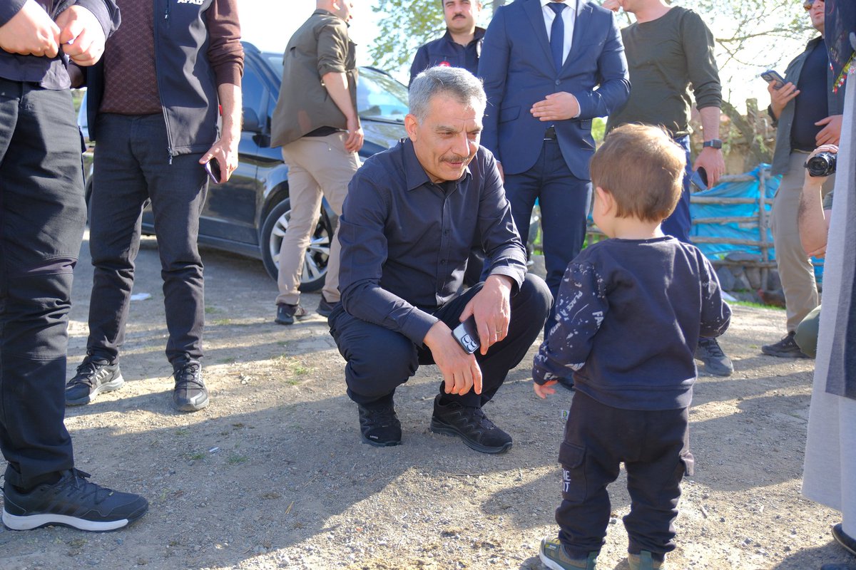Valimiz Mehmet Ali Özkan, Tokat Sulusaray merkezli gerçekleşen 5.6 büyüklüğündeki depremden etkilenen Akdağmadeni / Sekikaşı köyünü ziyaret ederek vatandaşlarımıza geçmiş olsun dileklerini iletti. Valimiz Özkan, vatandaşlarımızla bir süre sohbet ederek taleplerini aldı.