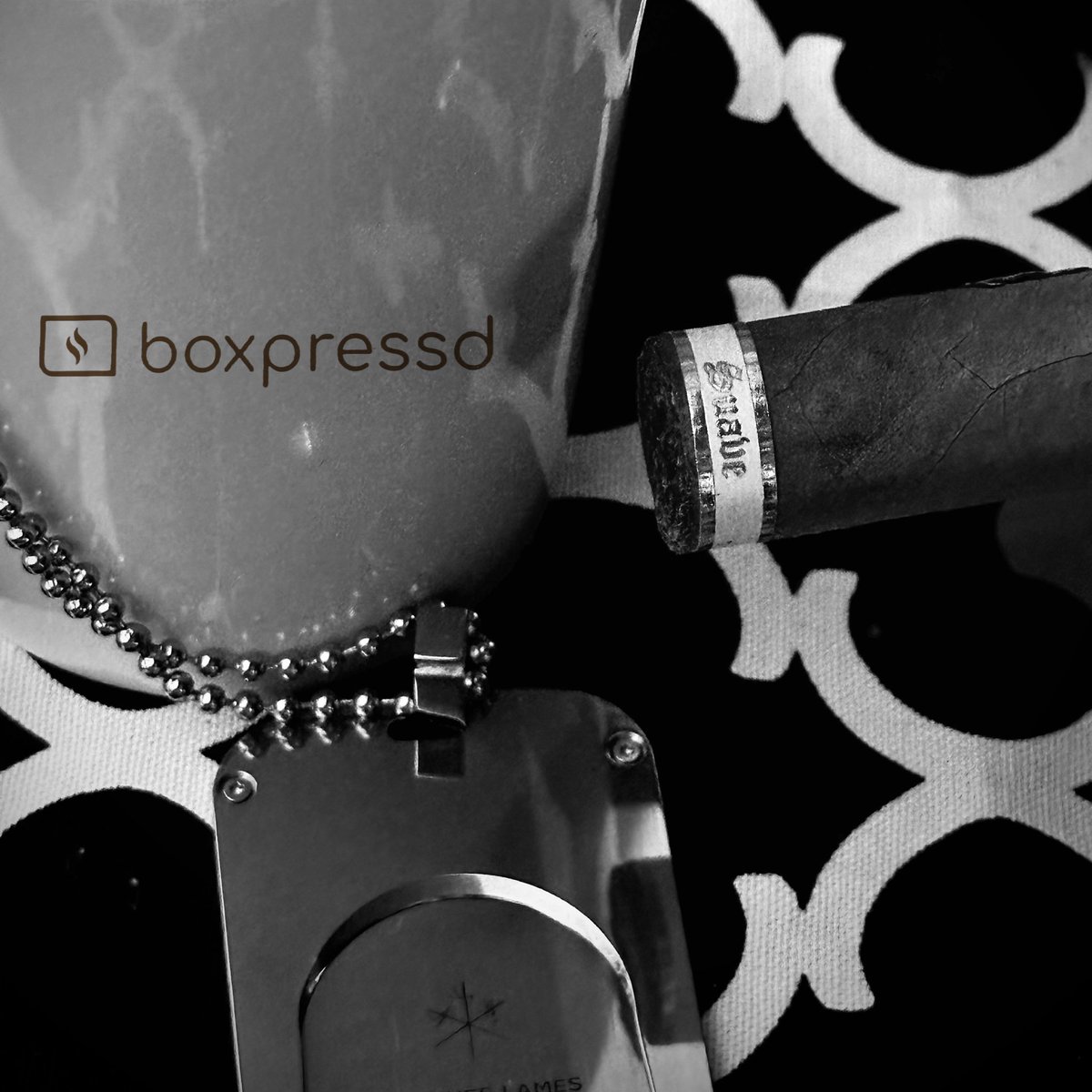 Owner_of_tesla2's tweet photo. Boxpressd with Sagrado Cigars Suave! Medium minus body. Notes of leather, creamy caramel with a hint of white pepper. Check out boxpressd on the app store @boxpressd #boxpressd #sagradocigars https://t.co/gJSeC84WFx