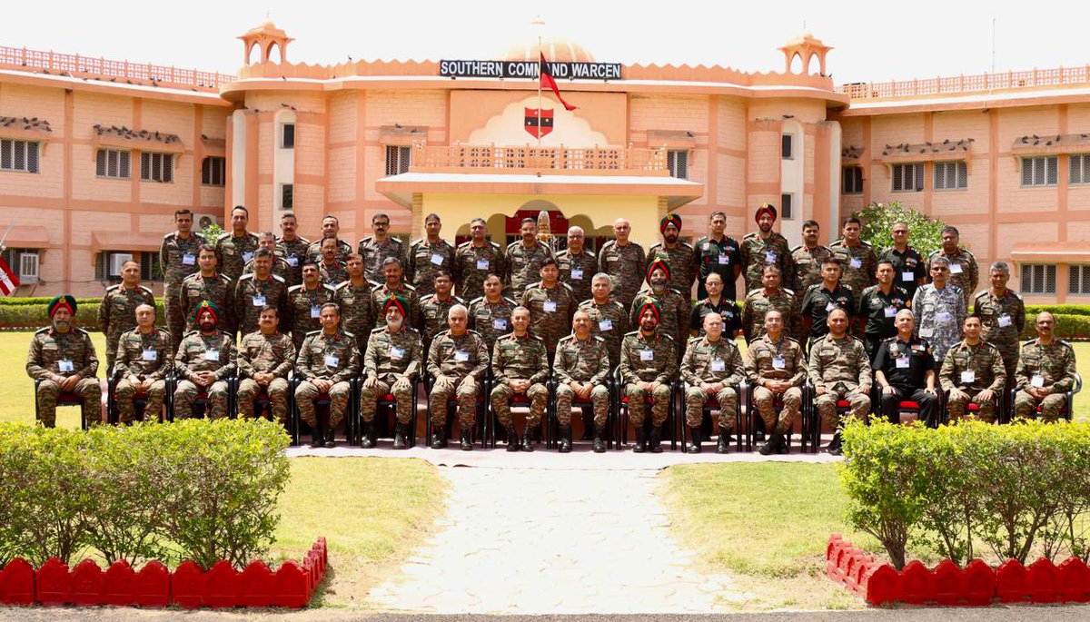 Lt Gen AK Singh, #ArmyCommander, #SouthernCommand reviewed operational preparedness & logistics readiness of #DesertCorps at #Jodhpur. Appreciating the efforts of the formation, he urged everyone to strive for relentless improvement in core competencies to remain #FutureReady.