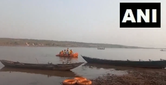 #Jharsuguda, #Odisha: Several feared missing as #boat overturns in #Mahanadi river. Search and rescue operation in progress.

🗞️ Catch the day's latest news and updates ➠ ecoti.in/ok5r4Z