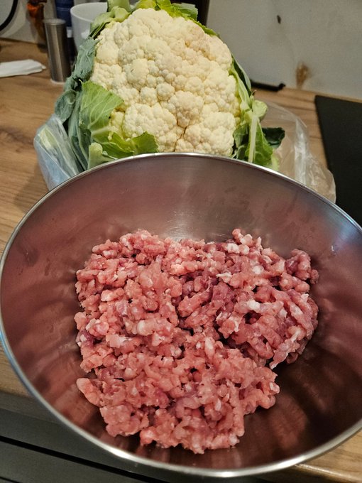 Dzisiaj mielone z kalafiorem 👌 oczywiście mięso mielilam sama.  Jecie kalafior z bułka czy bez bułki