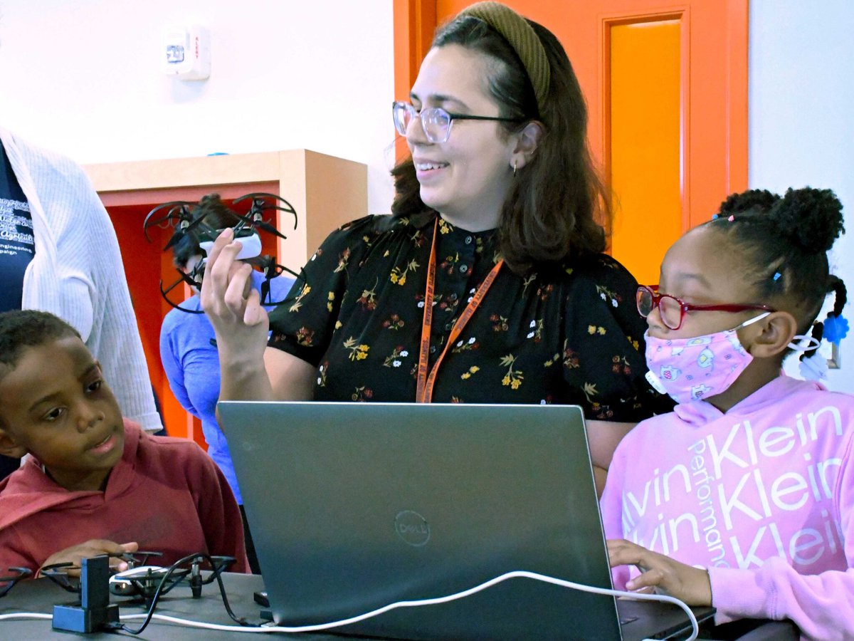 I-Sci Explorer's Paige Duncan, Christina Tucker & Isabella Condotta brought science to life for third graders at Champaign Park District's Martens Center. See all the smiles & learn more: ncsa.illinois.edu/ncsa-and-i-sci… #IllinoisScienceExplorers #STEAMEducation #NCSACommunityImpact