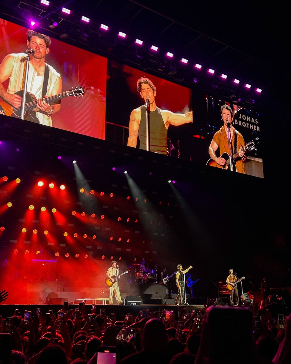 vanrguedes's tweet photo. 16.04.24 mais conhecido como o dia que eu vi minha banda favorita ao vivo 🤍 #JonasBrothersnoBrasil #TheTour https://t.co/Xe1hdznbMF