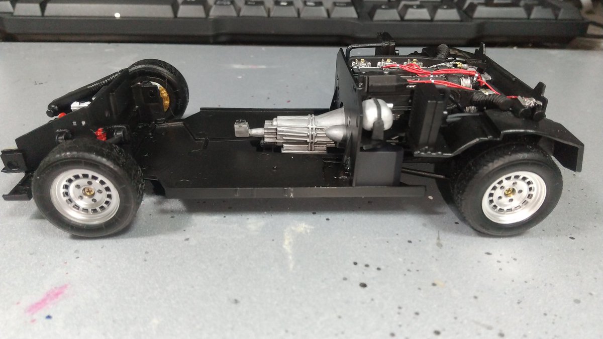 d2G4Vn4F52AWsI2's tweet image. #2mgandini
#LP400
#カウンタック
最近、製作時間がとれず進捗は牛歩ですが、なんとかシャーシまで完成しました。
エンジンルームは、少しパイピングも追加しています。