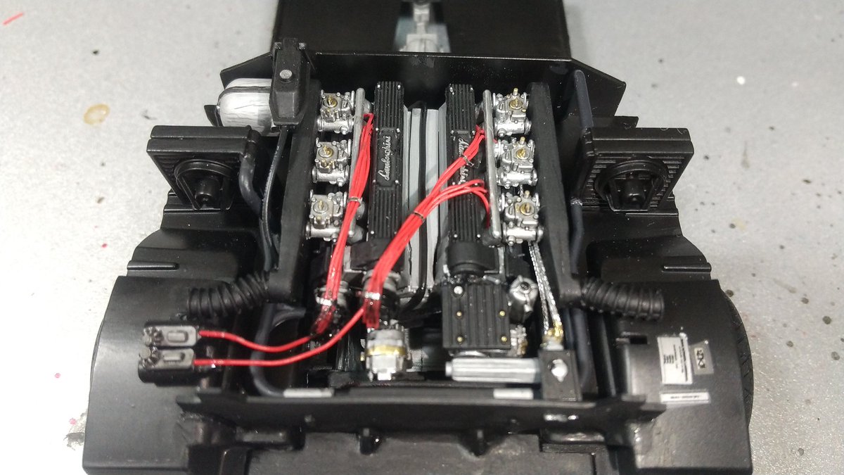 d2G4Vn4F52AWsI2's tweet image. #2mgandini
#LP400
#カウンタック
最近、製作時間がとれず進捗は牛歩ですが、なんとかシャーシまで完成しました。
エンジンルームは、少しパイピングも追加しています。