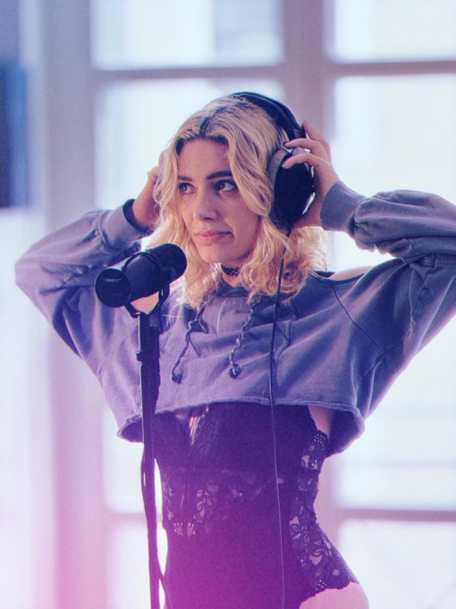 danke f&uuml;r die 10k! 🥳🍾 zur feier des tages, g&ouml;nn ich ein paar audios. ich such mir aus, wer eine bekommt<a href="/tag/outfitoftheday"class="tags"><span>#outfitoftheday</span></a>