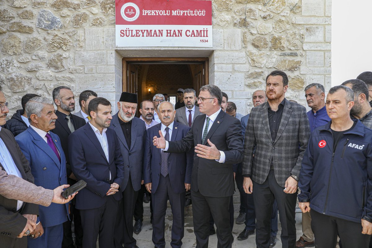 Tarihi Süleyman Han Camii İbadete Açıldı

Van Kalesi zirvesine inşa edilen ve Valiliğimiz tarafından restorasyonu tamamlanan tarihi Süleyman Han Camii, Valimiz Sn. Ozan Balcı’nın katılımıyla yapılan törenle ibadete açıldı.

Restorasyon sonrası ilk cuma namazı İl Müftüsü Sn.