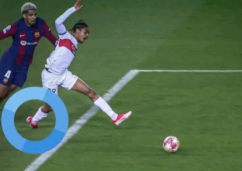 Siempreblaugra's tweet photo. 🚨 Pedazo de falta de Araujo, sí... más bien pedazo de robo!! https://t.co/s7kscnOaBL
