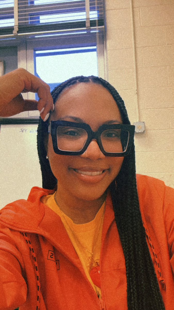 gillyorwhatever's tweet photo. Bare minimum Friday in full effect🧡 https://t.co/XHbLUwZHZP