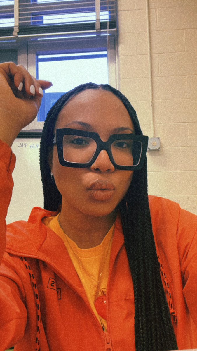 gillyorwhatever's tweet photo. Bare minimum Friday in full effect🧡 https://t.co/XHbLUwZHZP