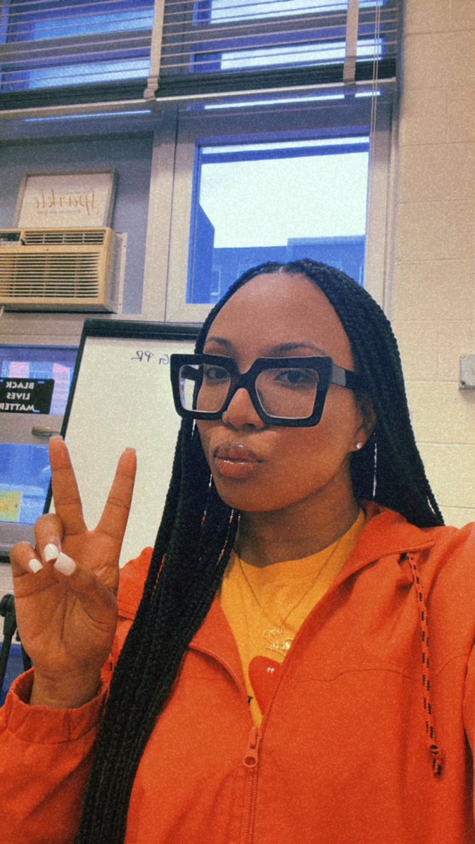 gillyorwhatever's tweet photo. Bare minimum Friday in full effect🧡 https://t.co/XHbLUwZHZP