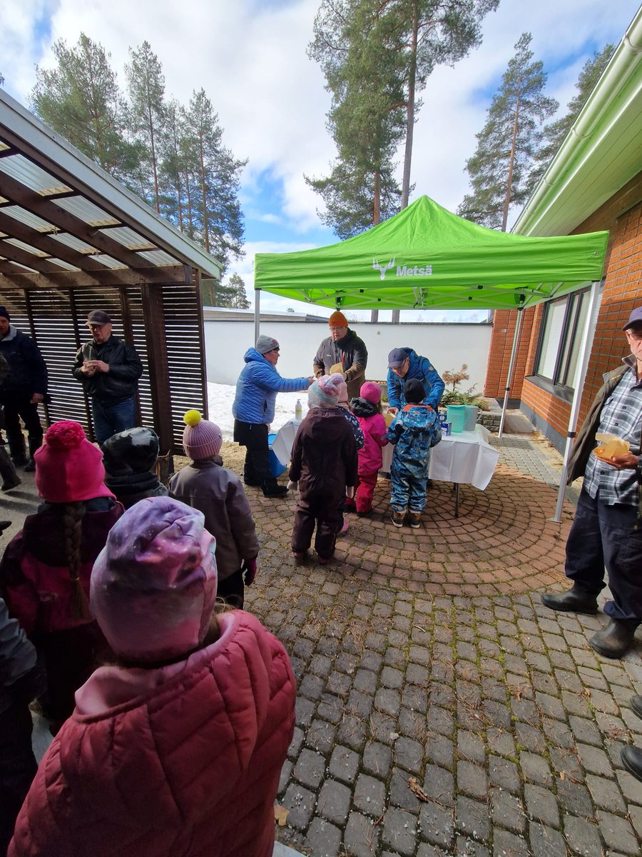 jarvinen_miika's tweet photo. Pönttöpäivät Tervossa. Valmistimme koteja linnuille ja jaoimme niitä kävijöille että saavat asentaa ne omin pihoihin ja metsiin. Myös Tervon päiväkodin lapset kävivät pönttöjä hakemassa. Viileässä säässä makkarat ja kahvit maistuivat kävijöille. #metsagroup #linunpönttö #luonto https://t.co/WTKPn3jtXw
