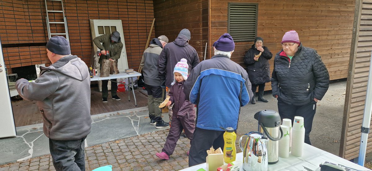 jarvinen_miika's tweet photo. Pönttöpäivät Tervossa. Valmistimme koteja linnuille ja jaoimme niitä kävijöille että saavat asentaa ne omin pihoihin ja metsiin. Myös Tervon päiväkodin lapset kävivät pönttöjä hakemassa. Viileässä säässä makkarat ja kahvit maistuivat kävijöille. #metsagroup #linunpönttö #luonto https://t.co/WTKPn3jtXw