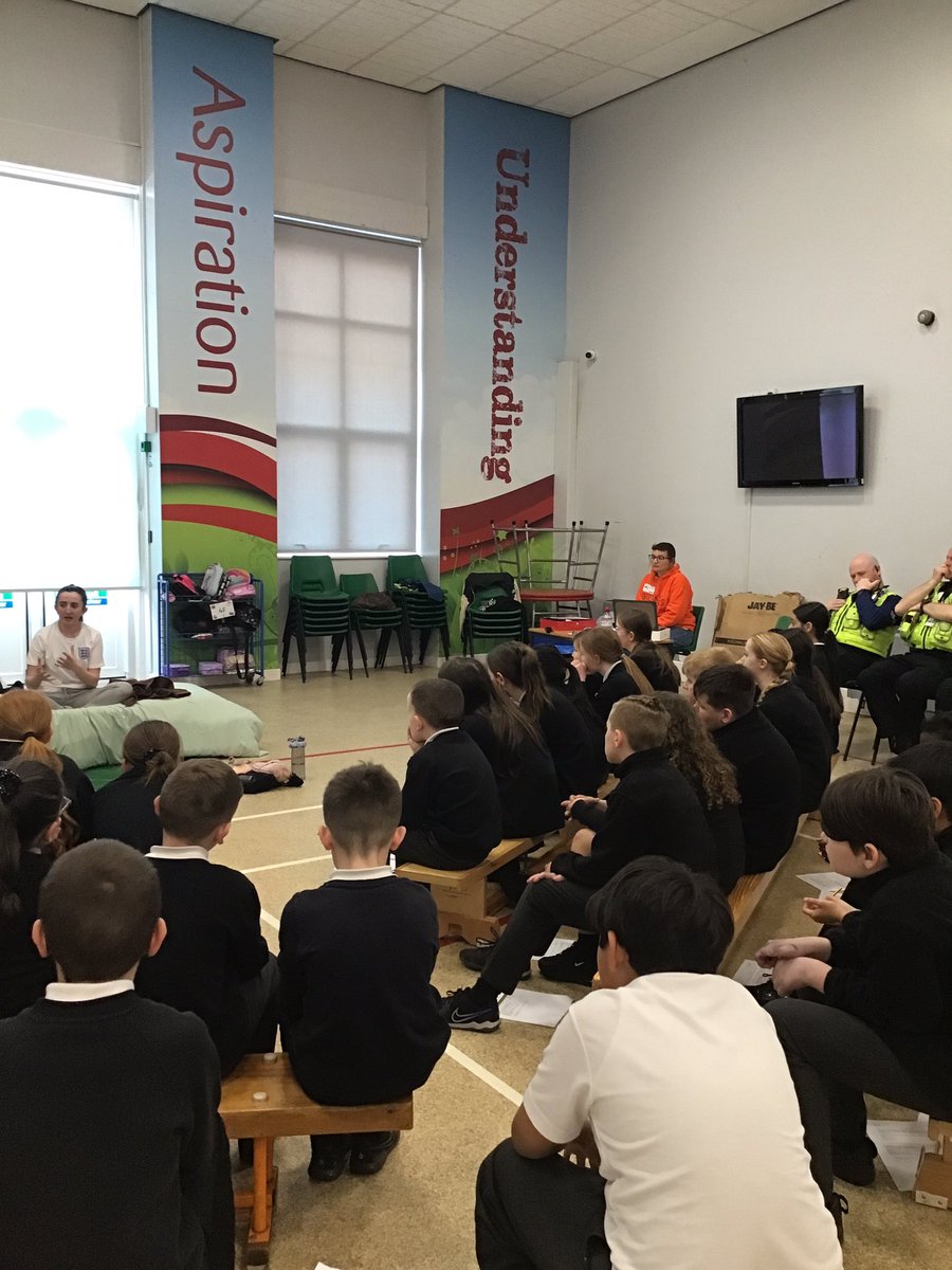 Y6 had a visit from @breakbarriers where they watched a mono,ogle performance about violence against women and girls. #MoorsidePAPersonalDevelopment #MoorsidePA
