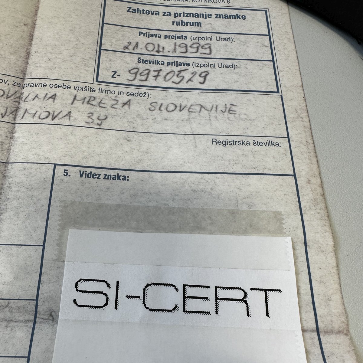 sicert's tweet image. Pogled nazaj - na današnji dan leta 1999 je Urad za intelektualno lastnino prejel našo zahtevo za registracijo blagovne znamke SI-CERT. Pogled naprej - še dobro leto in obeležili bomo 30 let delovanja odzivnega centra.