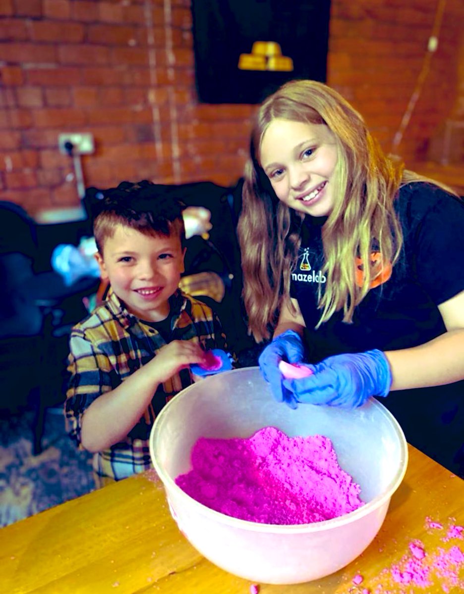 Don’t miss the next Amazelab STEAM Club taking place during #mayspringbank #schoolholidays 
❤️🧪🫧

Sunday 2nd June 10-11am 

Aimed at 5-11 year olds & their families 

Bathbomb making workshop 

🎟️ cutleryworks.co.uk/event/amazelab…

See you there 👋🏻😃