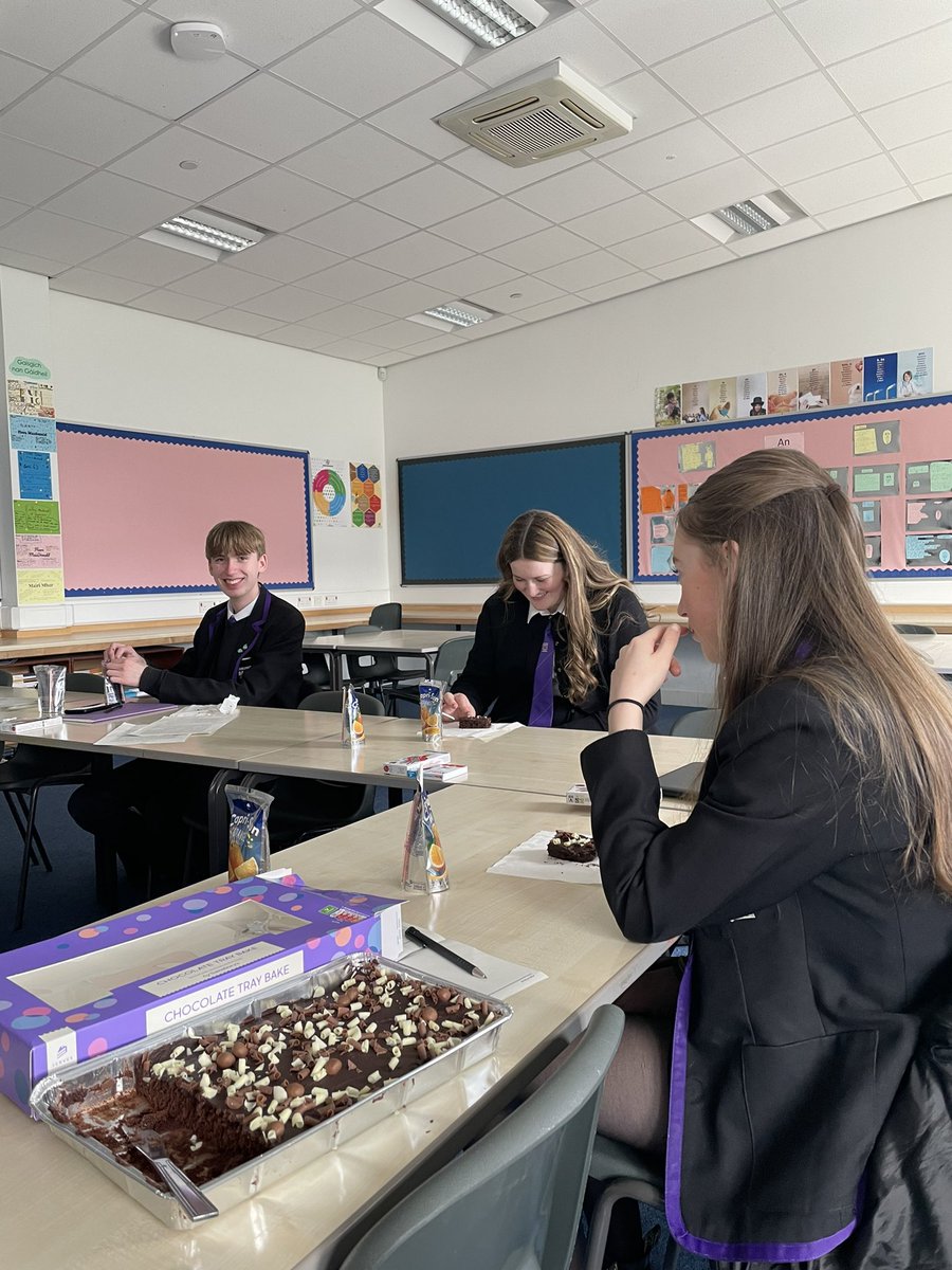 Pàrtaidh bheag aig ÀS5 an-diugh fhad 's a bhruidhinn sinn air na sgilean ath-sgrùdaidh 💪🏽 | A wee party for S5 today whilst we talk over revision skills 💪🏽

#Gàidhlig #Gaelic #Cleachdi