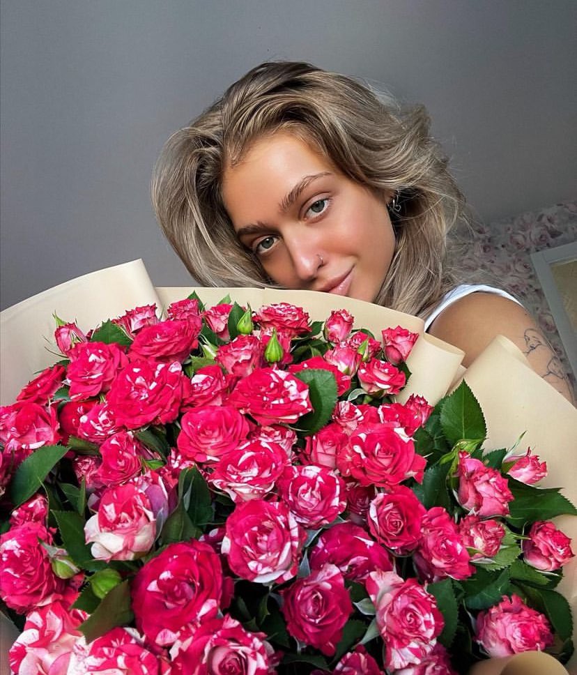 g_toxa's tweet photo. Так люблю дарить своей любимой девочке цветы 🫠🤤♥️😻 https://t.co/Swd3zAySiF