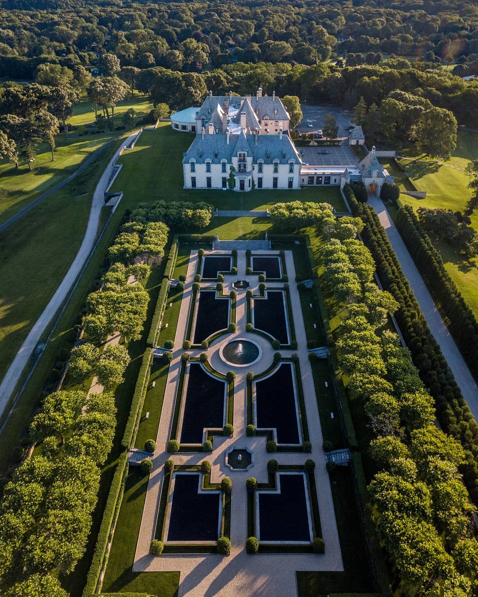 Calling all members of #TheTorturedPoetsDepartment! ✨ We know you all too well & have filled in every blank space for your next getaway with our Taylor Swift Guide to New York: bit.ly/3Q8jx18 📸: @driftawayproduction / 📍 Oheka Castle