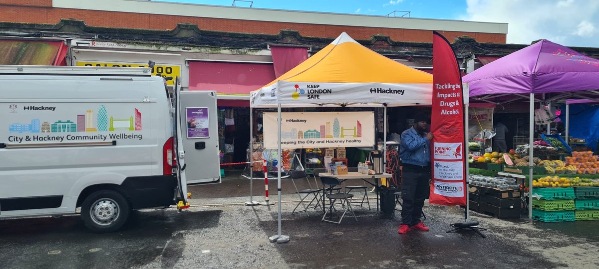 Come rain or shine the #CommunityWellbeingTeam are at Ridley Road every fortnight with @TurningPoint, @HackneySWIM and the #HackneyMoneyHub - here until 5pm!
