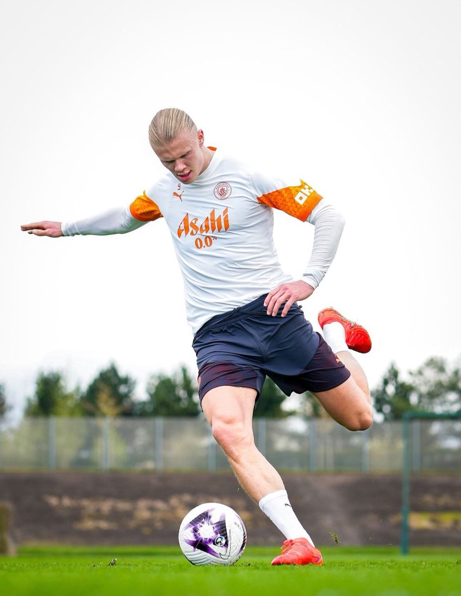 FabrizioRomano's tweet photo. 🔵❗️ Pep Guardiola: “Erling Haaland felt something, muscular issue. We will see”.

“Kevin De Bruyne felt his hamstring, so tired. But he feels well now”. https://t.co/DEdqbGNxl1