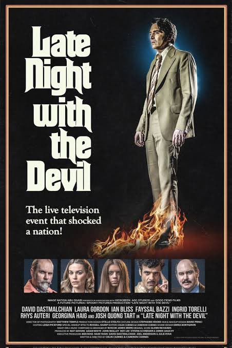 Belum pernah liat demonic possession horror macam ini sebelumnya. Lewat LATE NIGHT WITH THE DEVIL, duo Cameron dan Colin Cairnes menghadirkan mimpi buruk lewat konsep acara talk show tengah malam populer gone wrong yang disiarin langsung ke tiap ruang keluarga Amerika di era