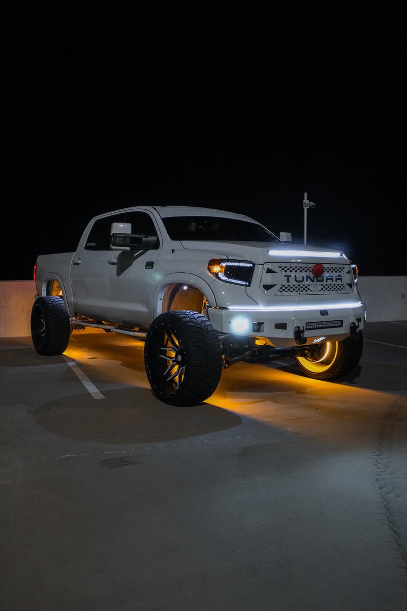 ArmorHammerhead's tweet photo. Shining bright this #FeatureFriday with the dazzling glow of Hammerhead Armor! 
📸 by @carlossmoralesss '18 Toyota Tundra

#hammerheadarmor #bumper #toyota #tundra #whitetundra #tundraoffroad #tundranation #truckstuff #steelbumper #vehicleprotection #trucklights https://t.co/xazEyUXlJi