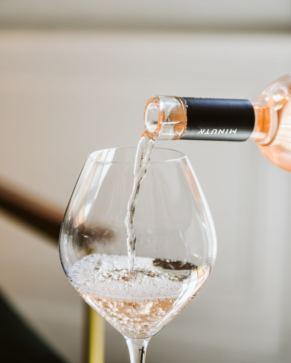 ✨Happy Friday everyone! We made it to the weekend! 🥂
Hope you all have a lovely weekend with good company and good wine 🍷