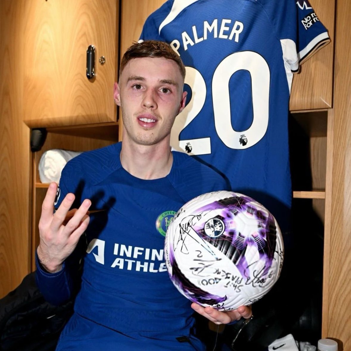 FabrizioRomano's tweet photo. 🚨🔵 Pep Guardiola on Cole Palmer: “He was asking for two seasons to leave Man City. I said: stay. He wanted to leave. What can we do?!”.

“He’s an exceptional player with super potential... I didn't give him the minutes he deserves that he now has at Chelsea”. https://t.co/RSXKINPk3P